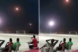 Video: Tên lửa bay ngang sân bóng khi trận đấu đang diễn ra