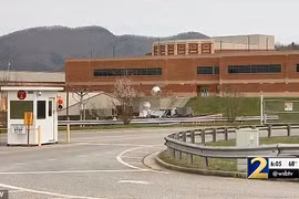 Phát hiện ảnh nhạy cảm của cô giáo, nam sinh làm điều bất ngờ