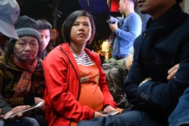 Video: Tối đi đẻ, 5h sáng bà bầu vẫn xếp hàng mua vàng thần tài