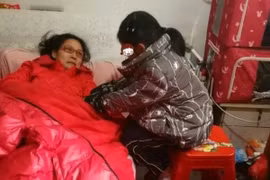 Phía sau câu chuyện bé gái 7 tuổi quỳ xuống cầu xin “mẹ bán con đi“