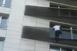 Video: Thót tim giải cứu bé trai treo lơ lửng ở tầng 4 chung cư