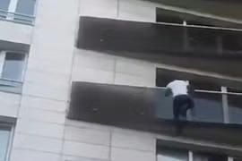 Video: Thót tim giải cứu bé trai treo lơ lửng ở tầng 4 chung cư