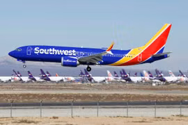 Video: Boeing 737 MAX 8 lại phải hạ cánh khẩn cấp vì lỗi động cơ