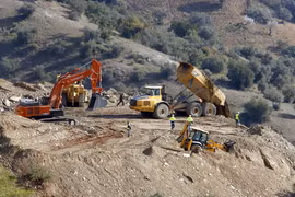 Video: Giải cứu bé trai 2 tuổi mắc kẹt một tuần trong lỗ khoan 70m