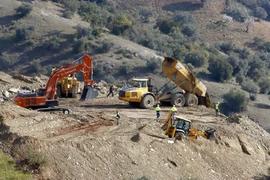 Video: Giải cứu bé trai 2 tuổi mắc kẹt một tuần trong lỗ khoan 70m