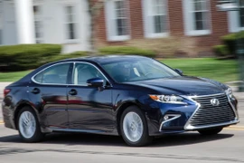 Video: Lexus ES không người lái lao bạt mạng vì quên kéo phanh tay