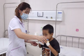 Con nguy kịch vì cha mẹ cho uống thuốc nam trị bệnh thận