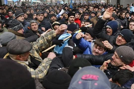 Vì Nga, người biểu tình Ukraine quay sang đánh nhau