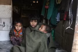 Xót thương trẻ em khu ổ chuột Ấn Độ chống chọi giá lạnh