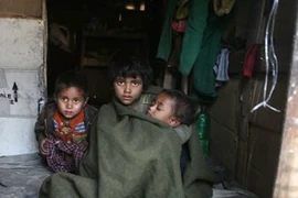 Xót thương trẻ em khu ổ chuột Ấn Độ chống chọi giá lạnh