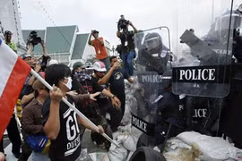 Một cảnh sát Thái Lan thiệt mạng, 44 người bị thương