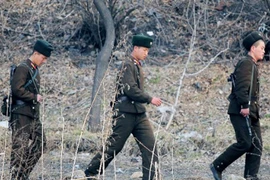 Triều Tiên xây loạt ụ súng bê tông dọc biên giới với TQ