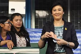 Mải mê tạo dáng, nữ Thủ tướng Thái bỏ nhầm phiếu bầu