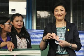 Mải mê tạo dáng, nữ Thủ tướng Thái bỏ nhầm phiếu bầu