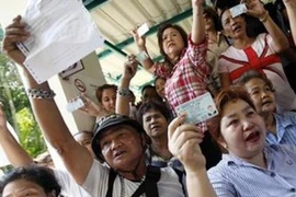 Hàng nghìn người Thái Lan đệ đơn khiếu nại bầu cử
