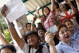 Hàng nghìn người Thái Lan đệ đơn khiếu nại bầu cử