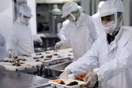 Chi tiết xuất cơm vô trùng trên tàu 200 nghìn đồng