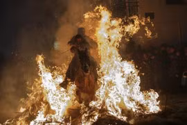 Phi thường người, ngựa băng qua biển lửa