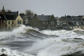 Mưa bão, lũ lụt, triều cường khổng lồ nhấn chìm nước Anh
