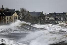 Mưa bão, lũ lụt, triều cường khổng lồ nhấn chìm nước Anh