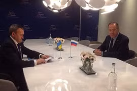 Ngoại trưởng Nga, Ukraine lần đầu “mặt đối mặt” chất vấn