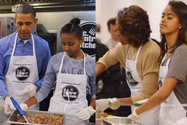 Xem Tổng thống Obama trổ tài nấu ăn cho người vô gia cư