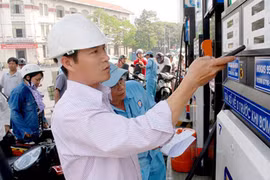 Xăng tăng giá 300 đồng/lit