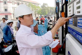 Xăng tăng giá 300 đồng/lit