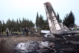 Hiện trường máy bay Libya rơi cháy rụi, 11 người chết