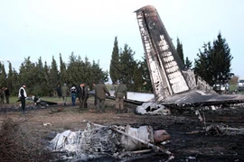 Hiện trường máy bay Libya rơi cháy rụi, 11 người chết