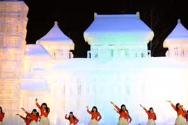 Chiêm ngưỡng các kiệt tác băng ở lễ hội tuyết Sapporo