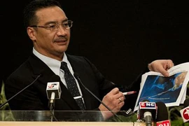 Tìm thấy thêm 122 mảnh vỡ nghi của máy bay Malaysia