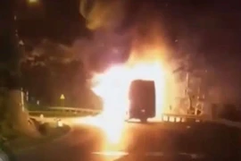 Xe khách giường nằm Phương Thái bốc cháy dữ dội, khách thoát chết gang tấc