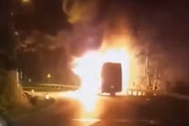 Xe khách giường nằm Phương Thái bốc cháy dữ dội, khách thoát chết gang tấc