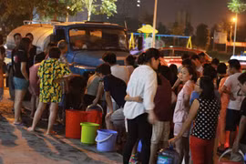 Nước sạch Sông Đà đã an toàn... Hà Nội vẫn cho xe téc cấp nước cho dân