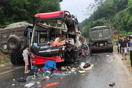 Xe khách nát đầu khi va chạm mạnh với xe tải, 6 người bị thương