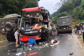 Xe khách nát đầu khi va chạm mạnh với xe tải, 6 người bị thương