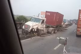 Hai xe đầu kéo va chạm trên QL5, lái xe chết cháy trong cabin