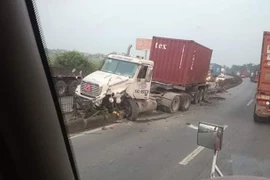 Hai xe đầu kéo va chạm trên QL5, lái xe chết cháy trong cabin