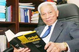 Giáo sư Hoàng Tụy: Người ươm mầm nhưng không phủ bóng