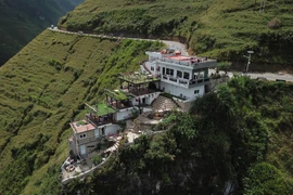 Mã Pì Lèng Panorama xây dựng không phép: Cận cảnh khối bê tông phá cảnh quan hùng vĩ