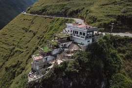 Mã Pì Lèng Panorama xây dựng không phép: Cận cảnh khối bê tông phá cảnh quan hùng vĩ