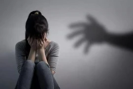 Bán trinh con gái 13 tuổi cho bác sĩ nha khoa Hà Nội, xử mẹ thế nào?