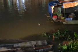 Ngư dân "ngã ngửa" phát hiện quả bom khủng dưới chân cầu Tam Bạc