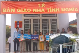 Huyện phó tỉnh Tây Ninh nhận nhà tình nghĩa: Làm quan... được ưu ái?