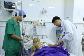 Bị cọc gỗ 1m đâm thấu người, một người nhập viện ở Quảng Ninh