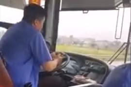 Lái xe buýt dùng điện thoại khi điều khiển phương tiện và kết đắng