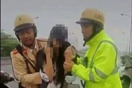 CSGT giải cứu 1 phụ nữ mang bầu định nhảy cầu tự tử