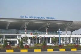 Thông tin bất ngờ vụ xe biển xanh đón “quý bà” ở cầu thang máy bay