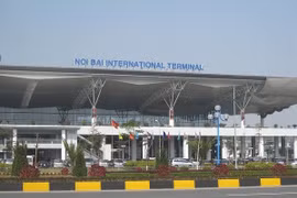 Thông tin bất ngờ vụ xe biển xanh đón “quý bà” ở cầu thang máy bay